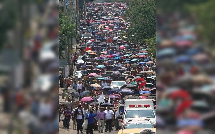 Cerca de 20 mil maestros en Oaxaca entran en huelga indefinida | Video