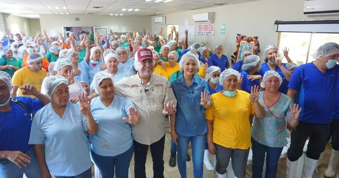 Estrella Palacios comparte sus propuestas y escucha a trabajadores de maquiladoras de atún, en Mazatlán