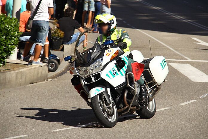 Esto es lo que debes hacer si ves una moto de la Guardia Civil con bandera verde, roja o amarilla