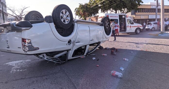 Choque entre dos vehículos deja a cinco personas lesionadas en el sector centro de Los Mochis