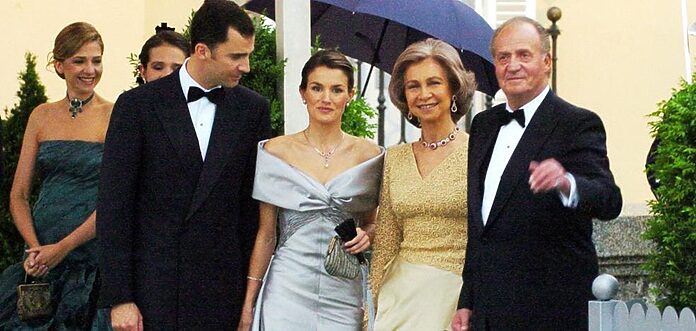 El misterio del vestido de Caprile que Letizia llevó en la cena previa a su boda: por qué lo arregló dos veces (antes de romper con el diseñador)