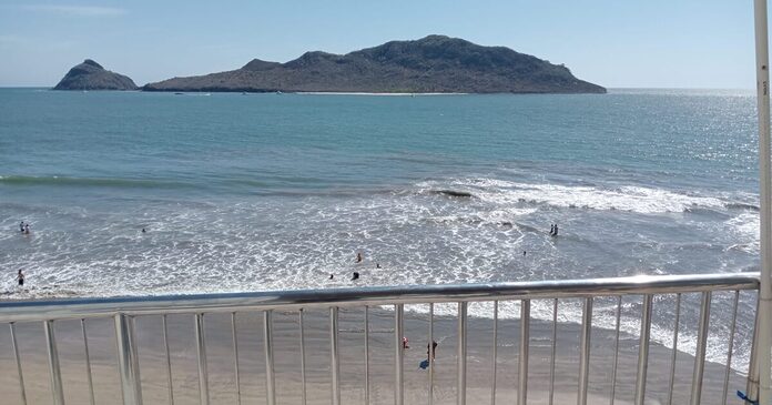 Uno es menor de edad: salvavidas ponen a salvo a cuatro personas en el área de playas de Mazatlán