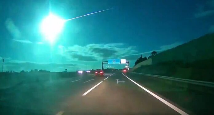 VIDEOS: ¿Meteorito? Bola de luz verde sobrevuela el cielo en España y Portugal