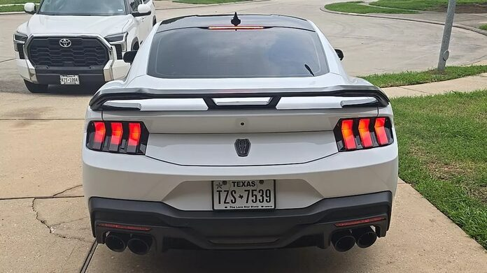 Esta unidad de Ford Mustang Dark Horse ha sido entregada con un fallo que salta a la vista