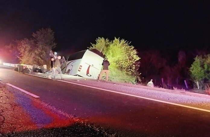 Autobús accidentado en la Maxipista a la altura de San Ignacio iba de Chiapas a Tijuana: PC Sinaloa