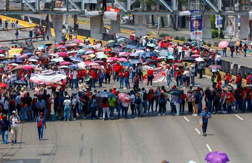 Protestas de maestros suben de tono con bloqueos a aeropuertos