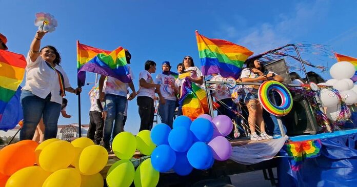 Comunidad LGBT+ realiza sexta marcha por la diversidad sexual en Los Mochis