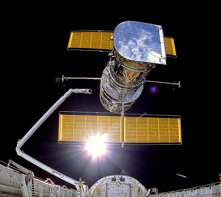 Los astronautas liberan el telescopio espacial Hubble en abril de 1990 durante la misión STS-31.