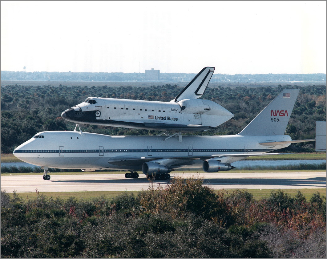 Atlantis regresa al Centro Espacial Kennedy de la NASA en Florida después de STS-27