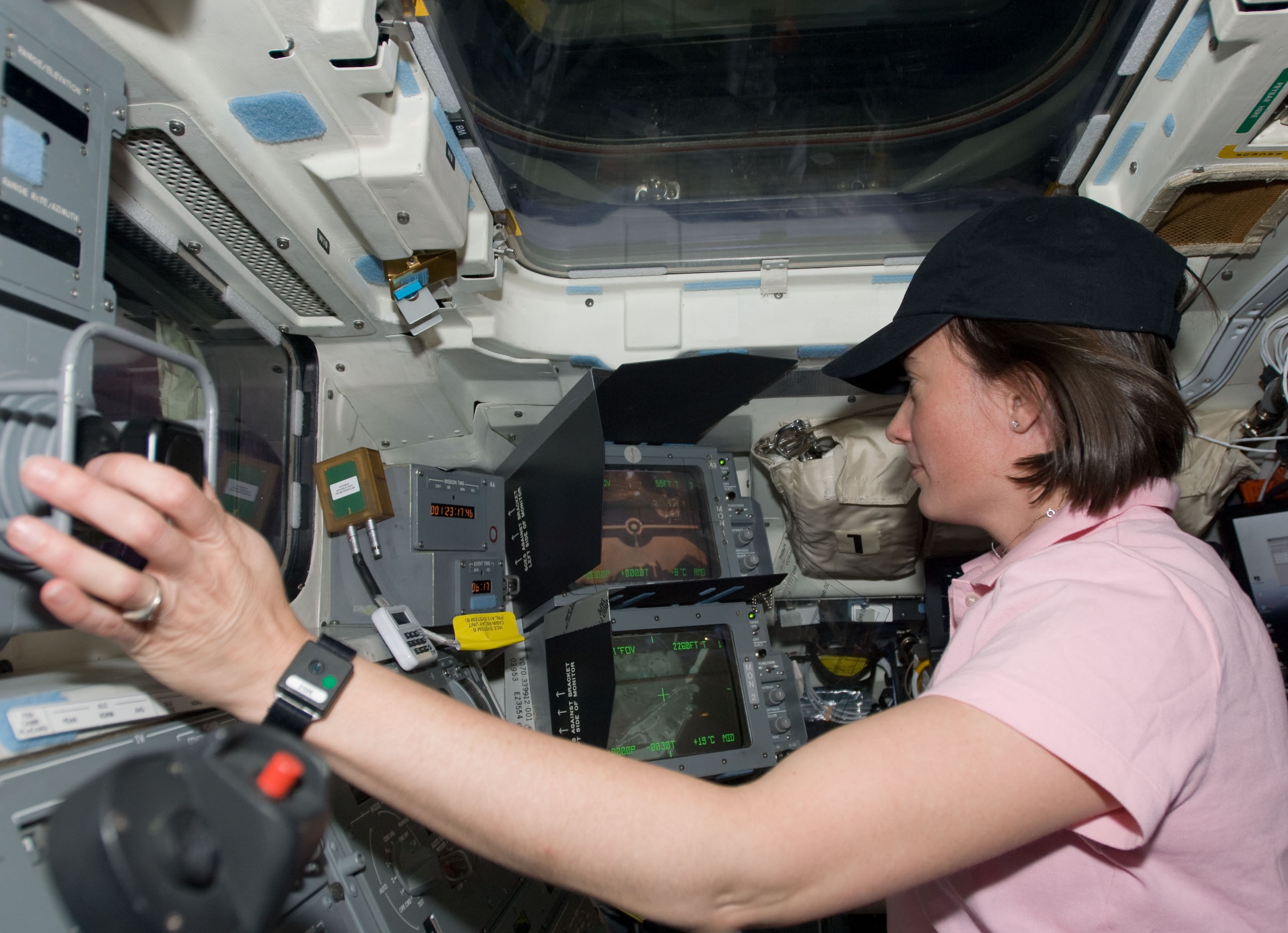 La astronauta STS-125 K. Megan McArthur a los controles del Sistema de manipulación remota (RMS), preparándose para atacar al Hubble