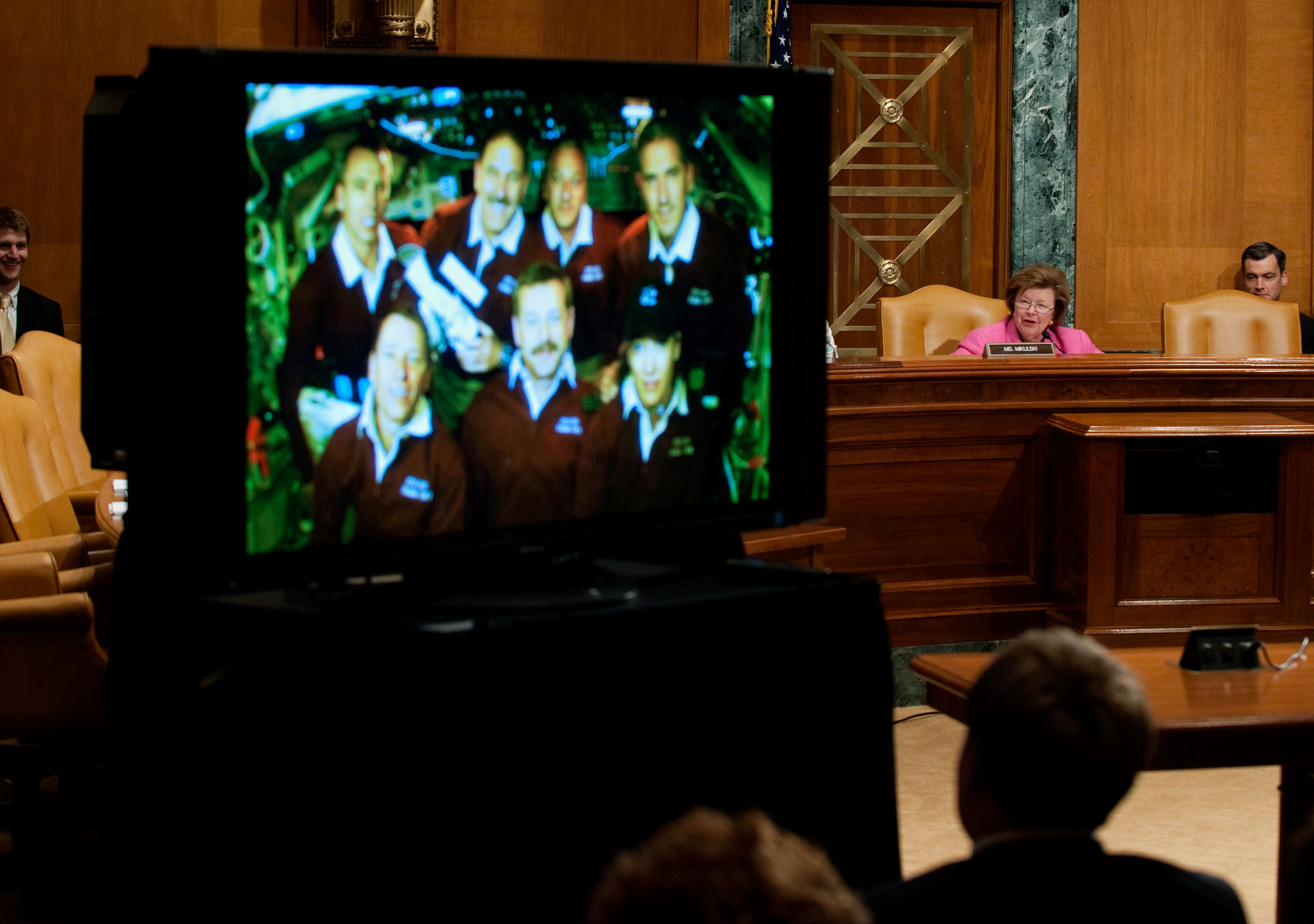 La tripulación STS-125 brinda testimonio vía televisión ante un comité del Congreso