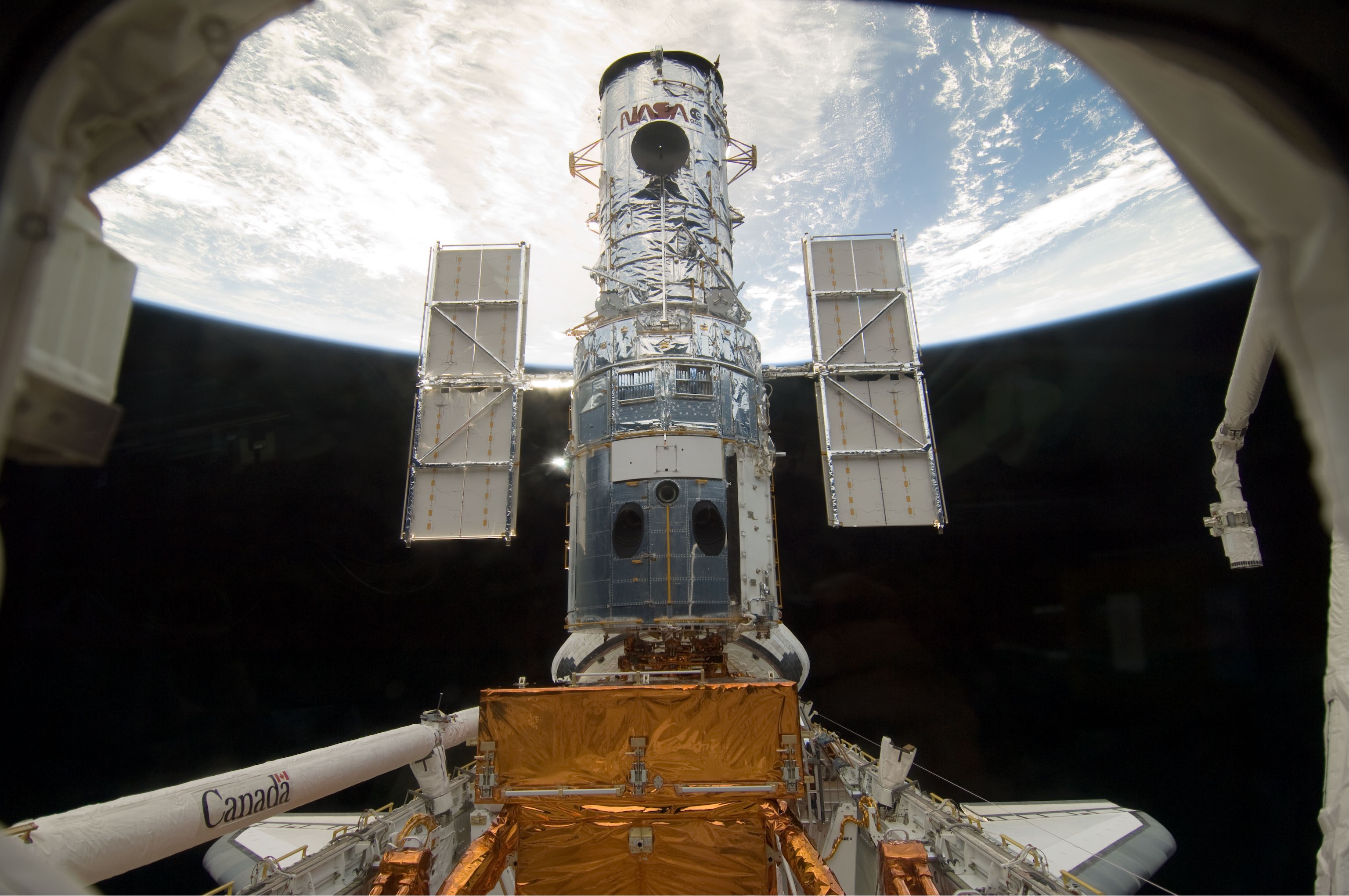Hubble asegurado en la bahía de carga útil del Atlantis