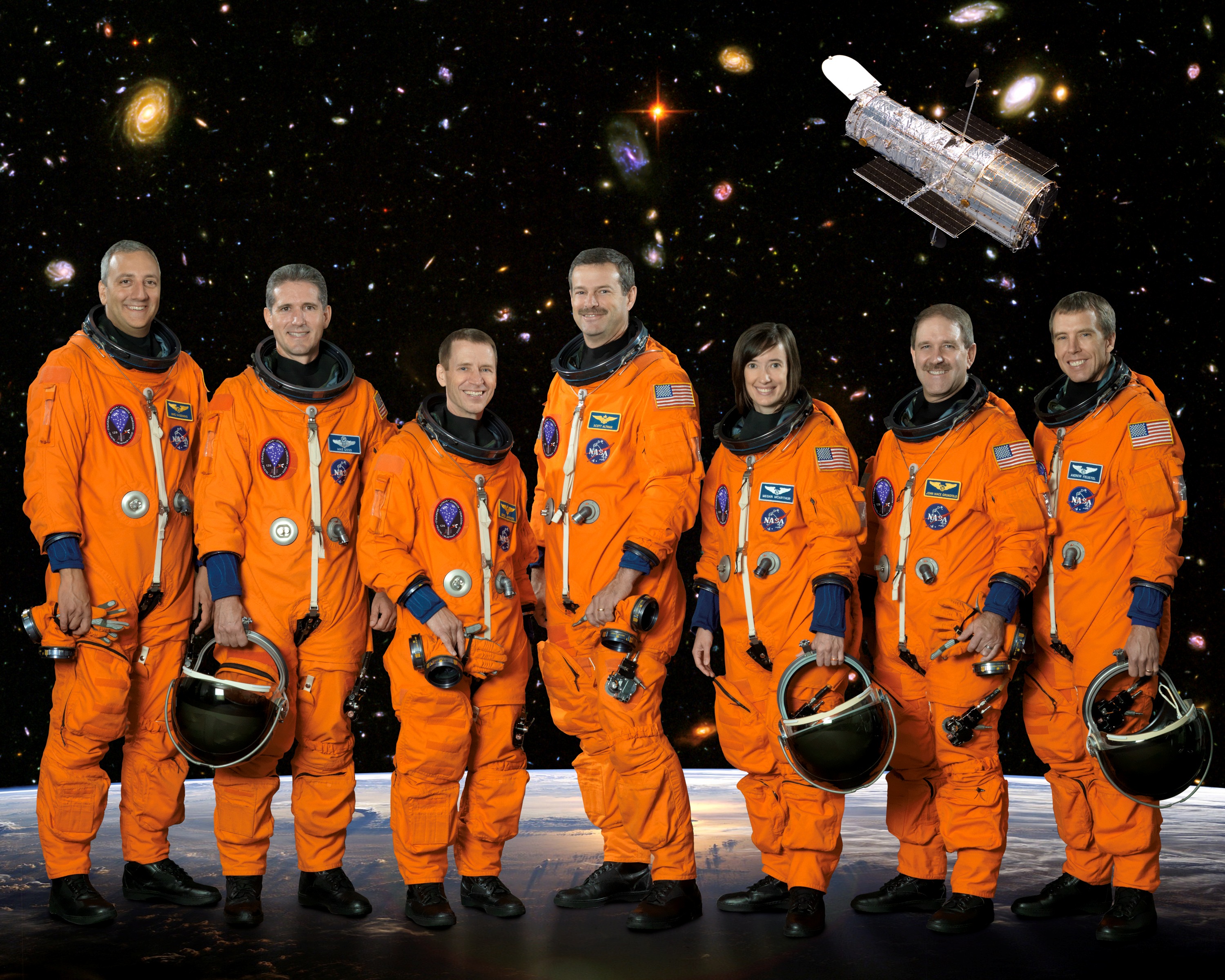 La tripulación STS-125 de Michael J. Massimino, izquierda, Michael T. Good, Gregory C. Johnson, Scott D. Altman, K. Megan McArthur, John M. Grunsfeld y Andrew J. Feustel