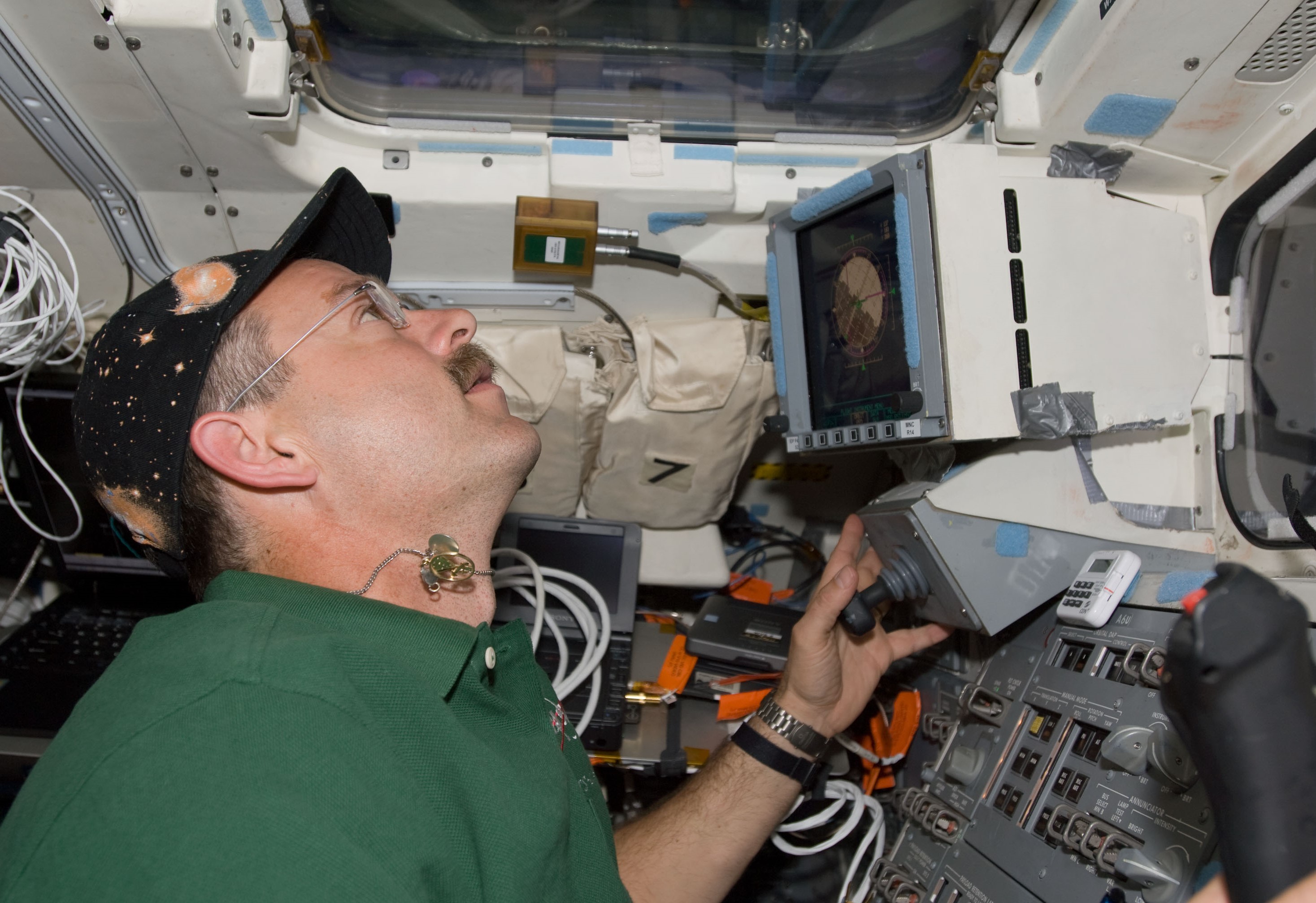 El comandante del STS-125 Scott D. Altman maniobra el Atlantis cerca del Hubble