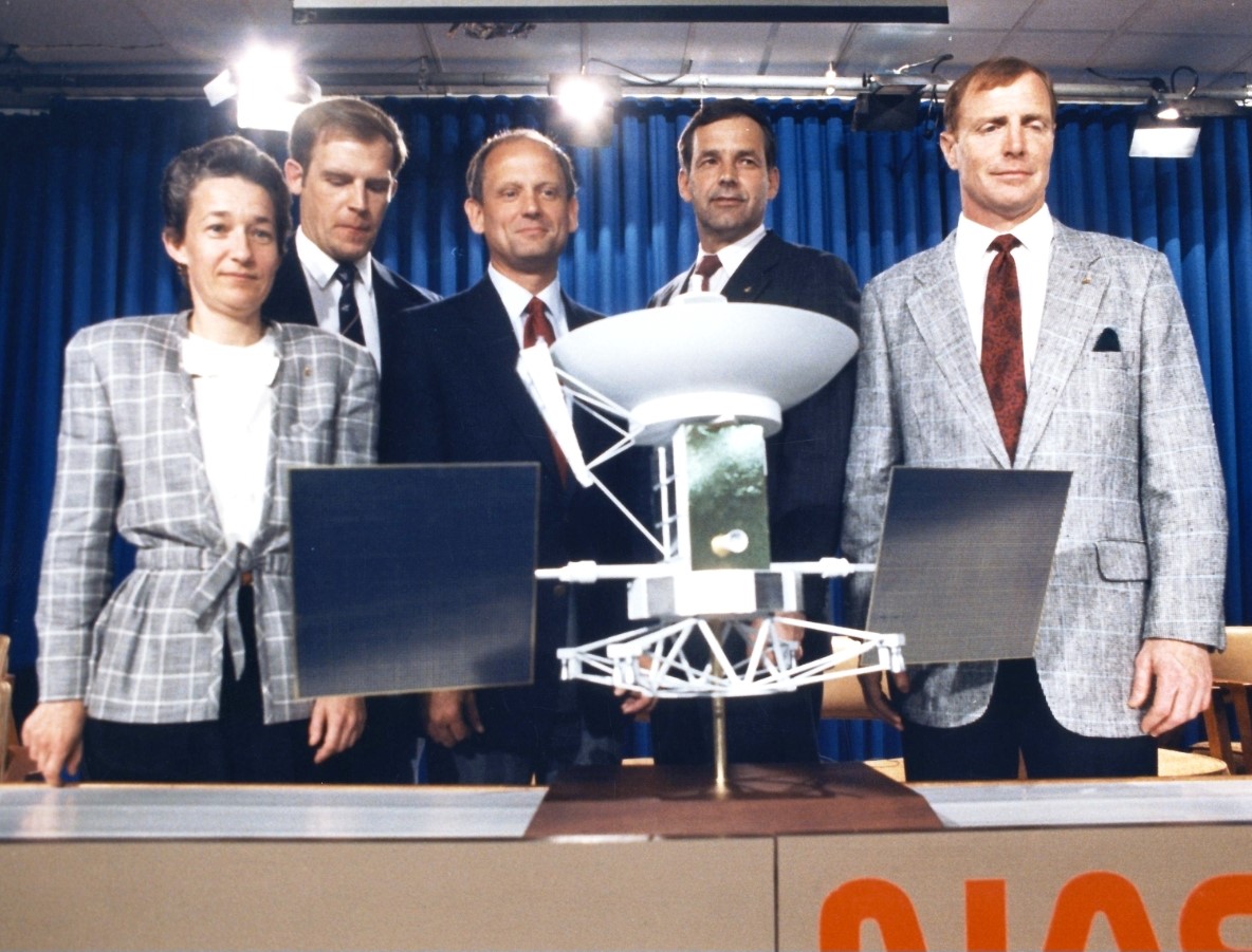 Los astronautas de STS-30 posan con un modelo de Magallanes después de su conferencia de prensa previa al vuelo del 27 de marzo.