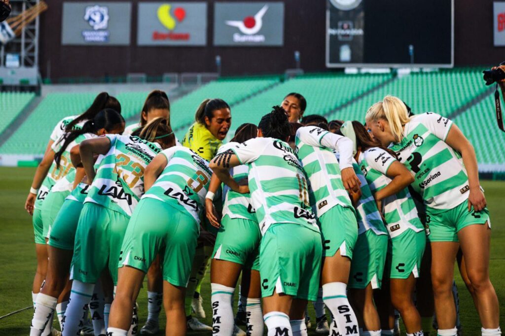 Santos Laguna celebra su victoria ante Mazatlán FC