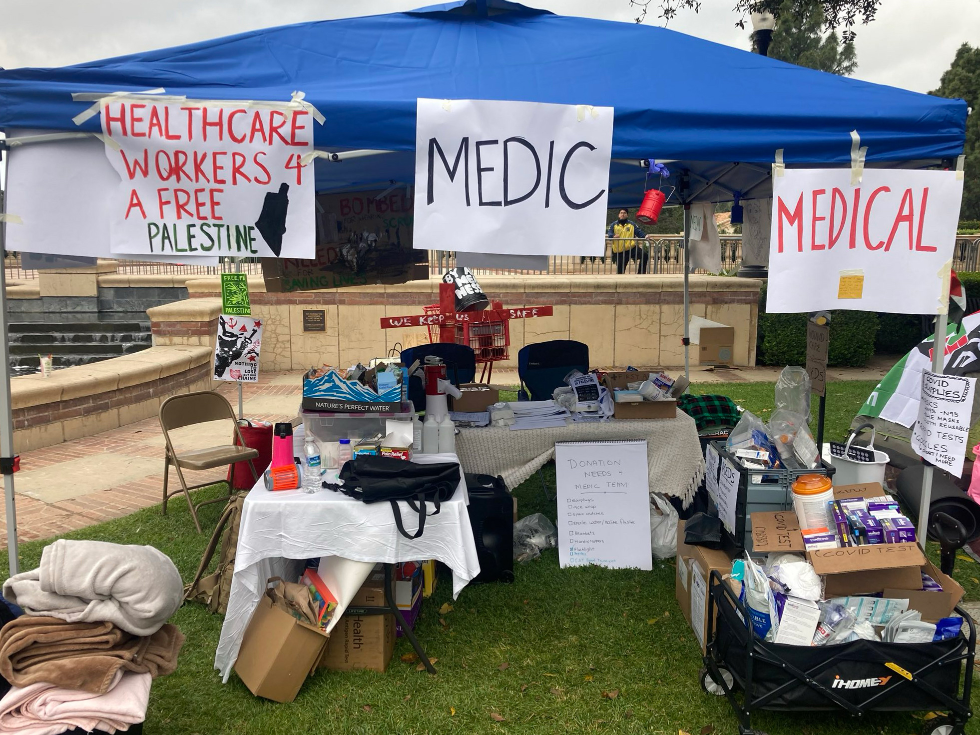 Una foto de una tienda médica improvisada con carteles que decían: 