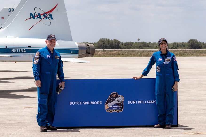 Los astronautas de la NASA Barry “Butch” E. Wilmore, izquierda, y Sunita L. Williams llegan al Centro Espacial Kennedy de la NASA en Florida para prepararse para su lanzamiento.