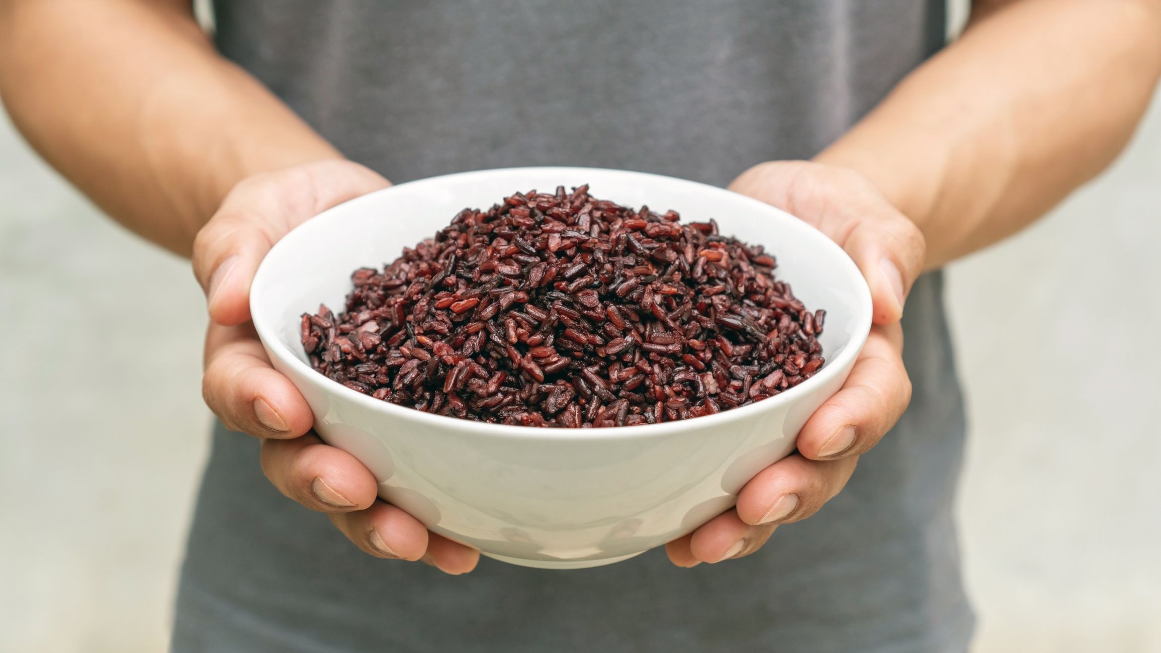 hombres sosteniendo una baya de arroz en un tazón blanco