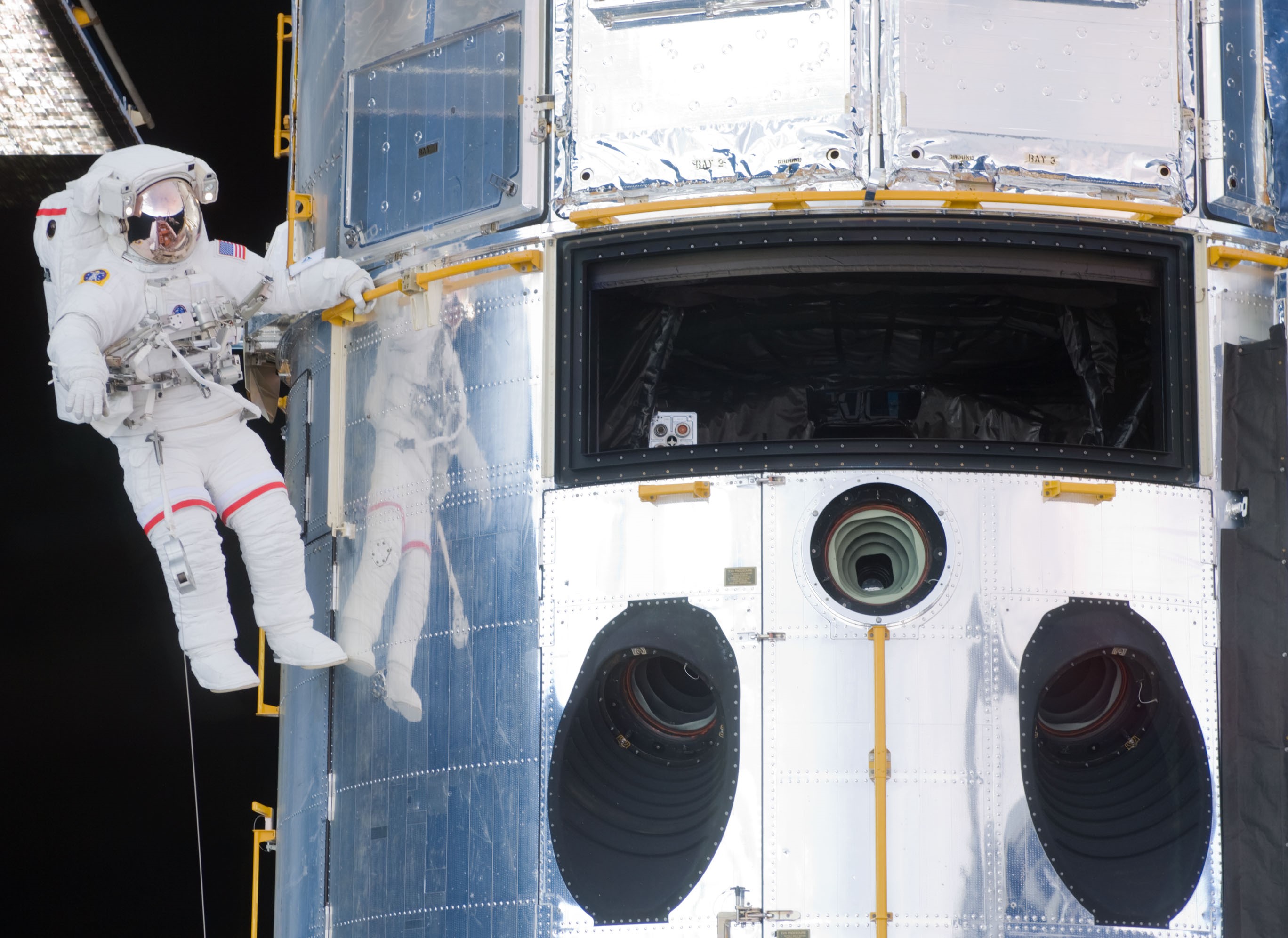 Grunsfeld flota junto al Hubble, con una gran abertura donde él y Feustel retiraron la WFPC-2 y luego instalaron la Cámara de Campo Amplio-3 (WFC-3).