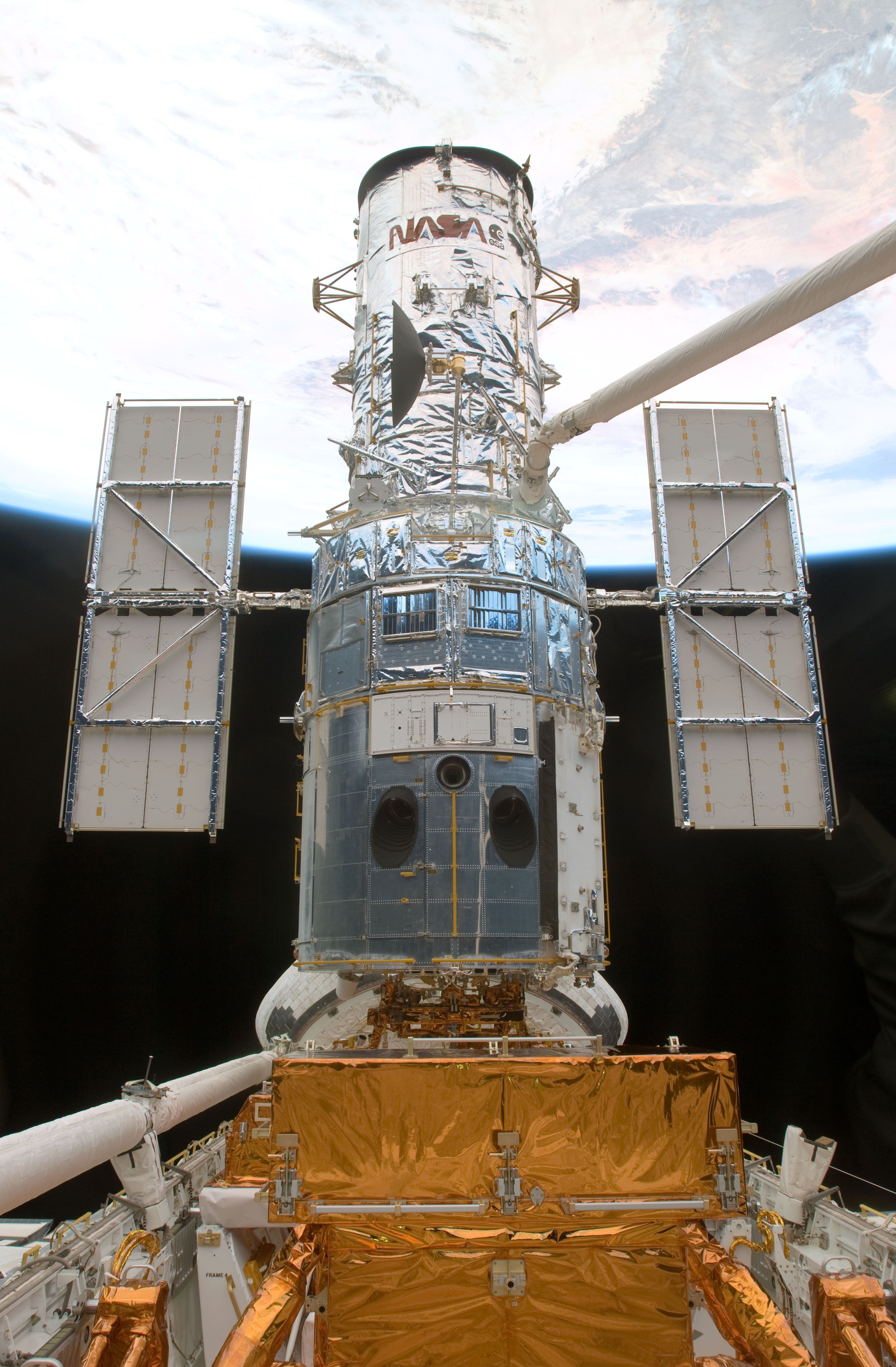 La astronauta K. Megan McArthur se enfrenta al telescopio espacial Hubble