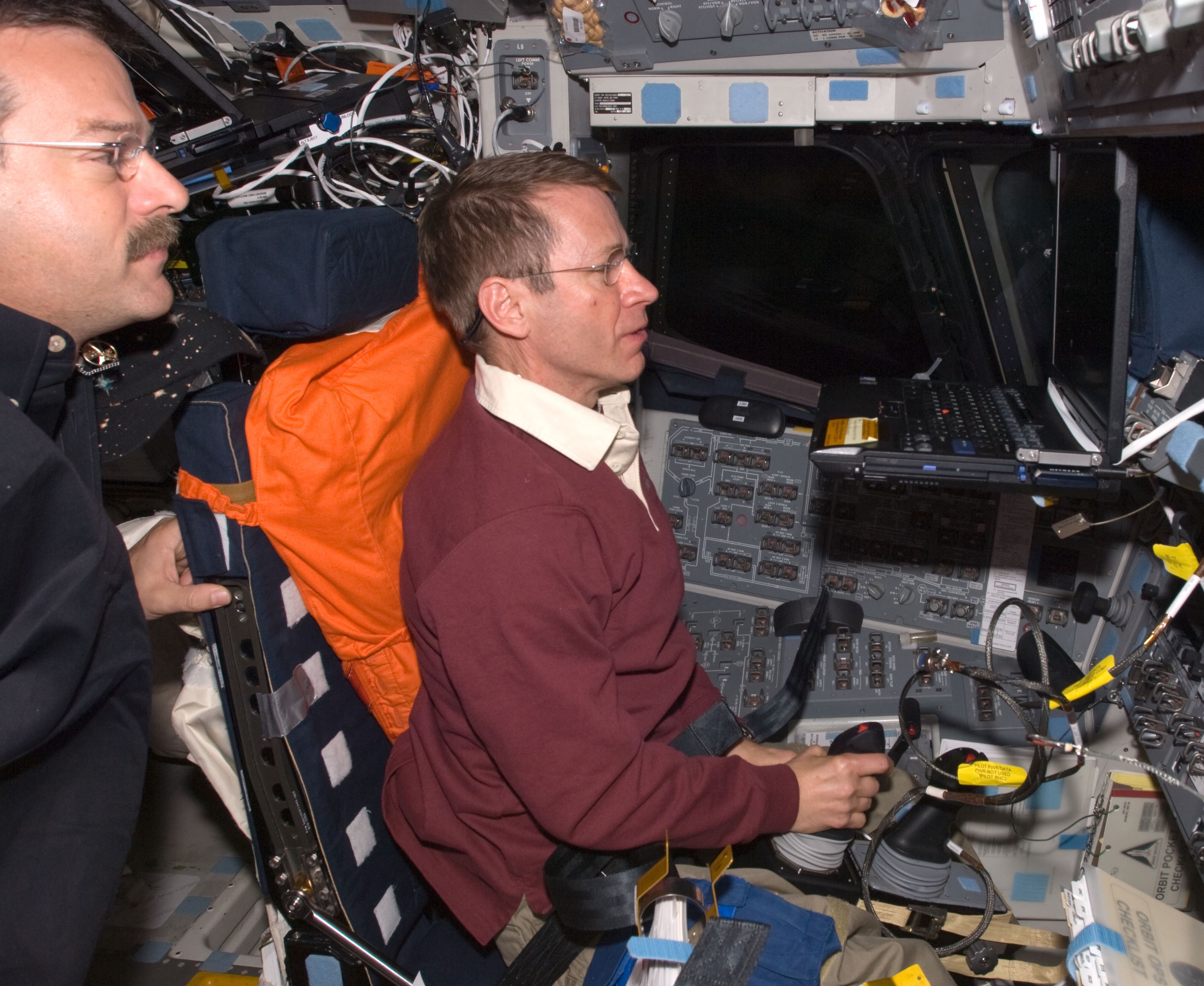 El comandante Scott D. Altman, izquierda, ayuda al piloto Gregory C. Johnson durante una simulación de aterrizaje por computadora.