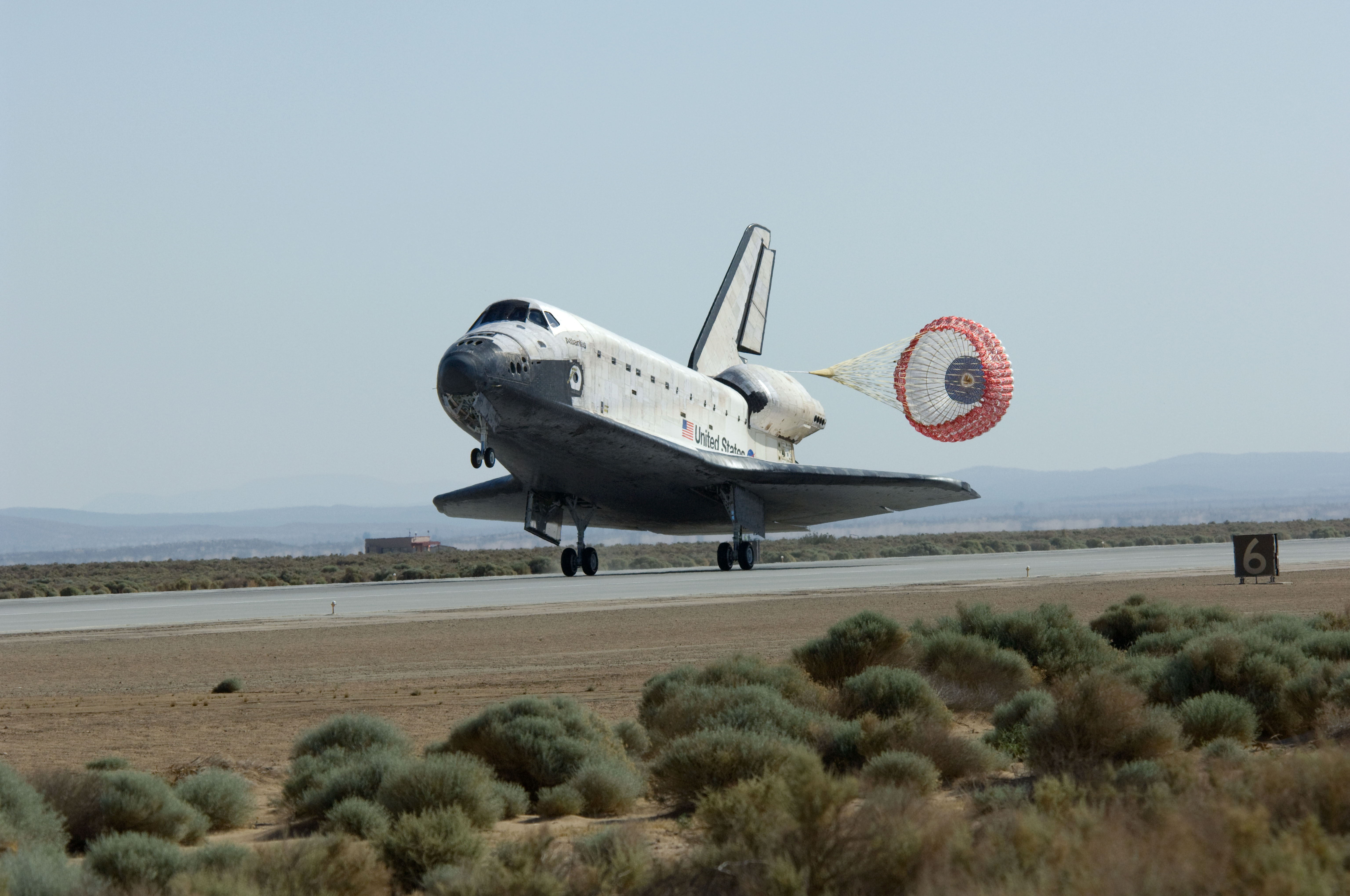 Atlantis aterriza en la Base de la Fuerza Aérea Edwards en California