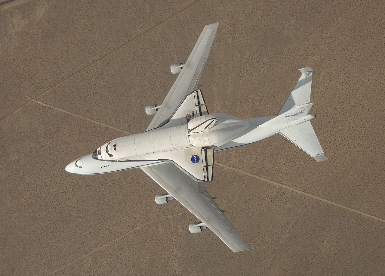 Atlantis encima de su Shuttle Carrier Aircraft durante su regreso al Centro Espacial Kennedy de la NASA en Florida