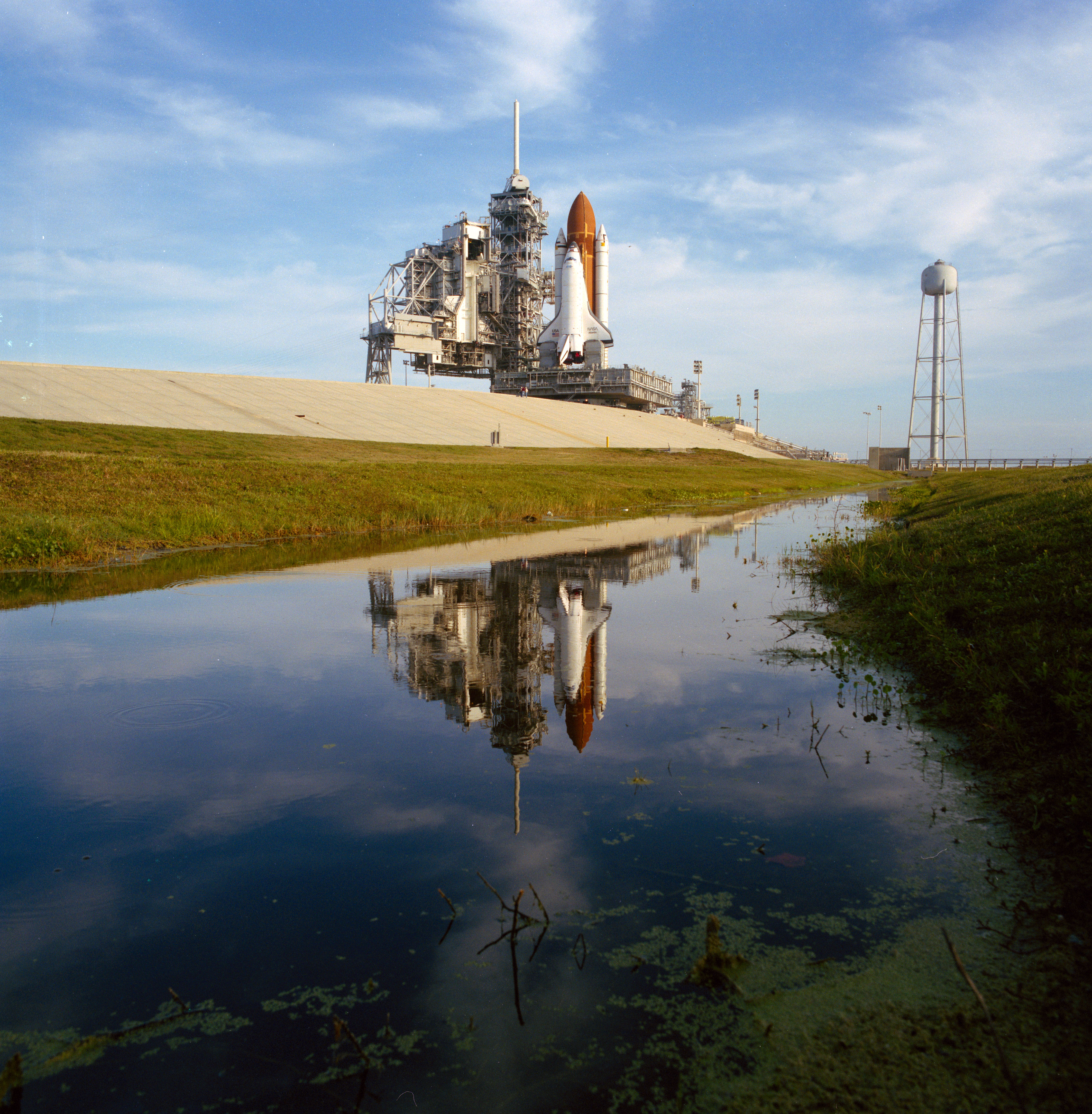 El transbordador espacial Atlantis llega a la plataforma de lanzamiento 39B