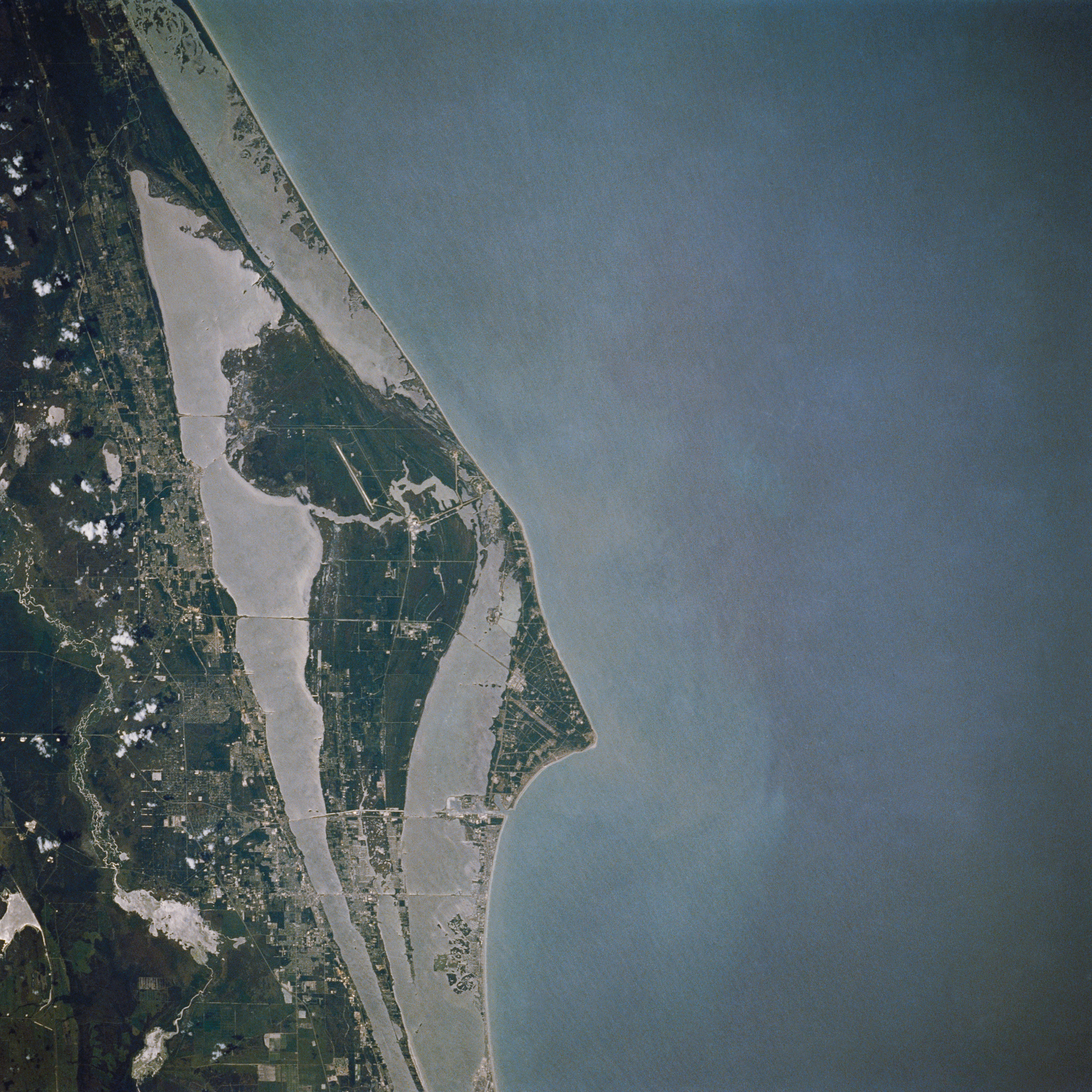 Fotografía de observación de la Tierra de la tripulación STS-30 del área de Cabo Cañaveral en Florida, incluido el Centro Espacial Kennedy de la NASA