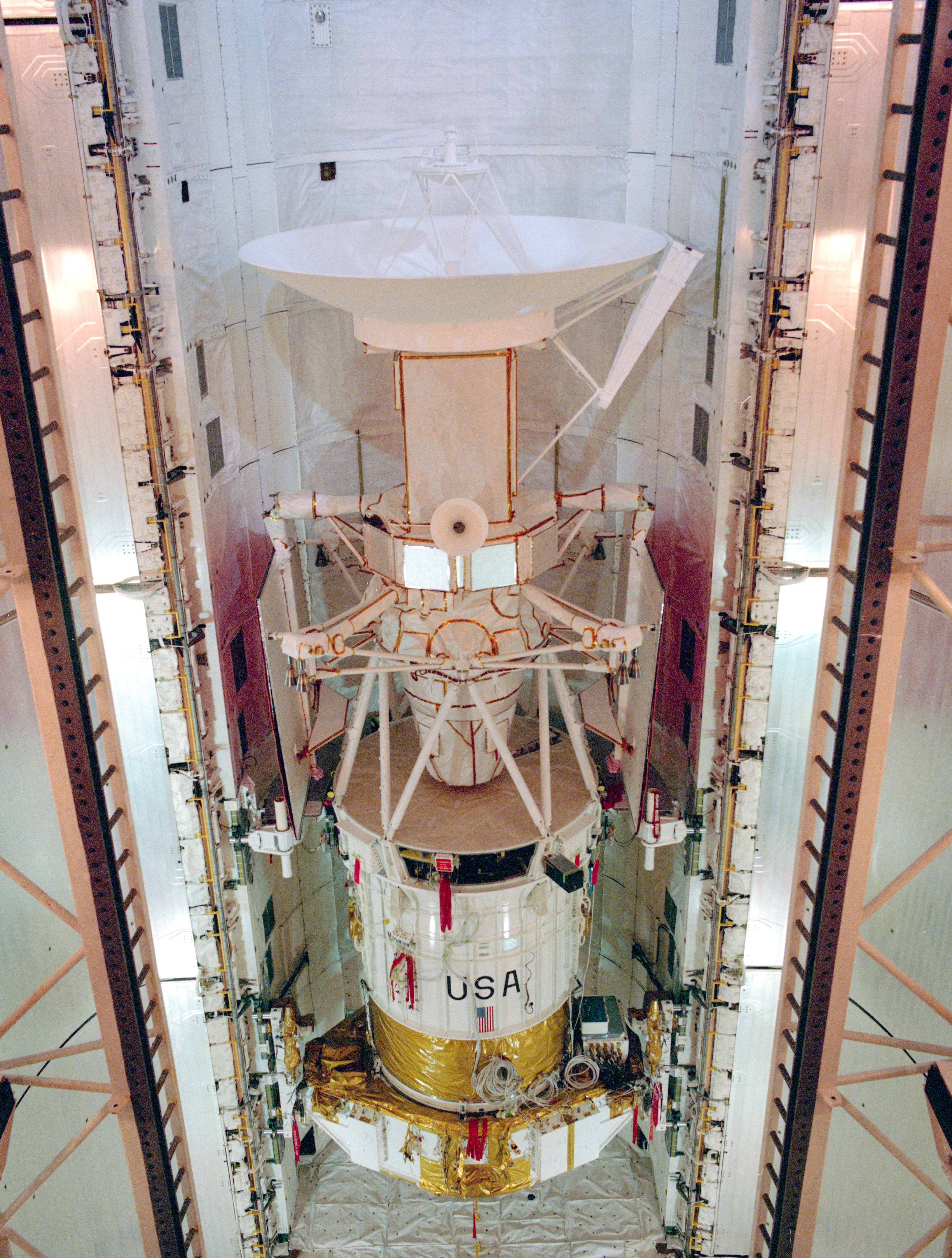 La nave espacial Magellan en el compartimento de carga útil del Atlantis en preparación para la misión STS-30