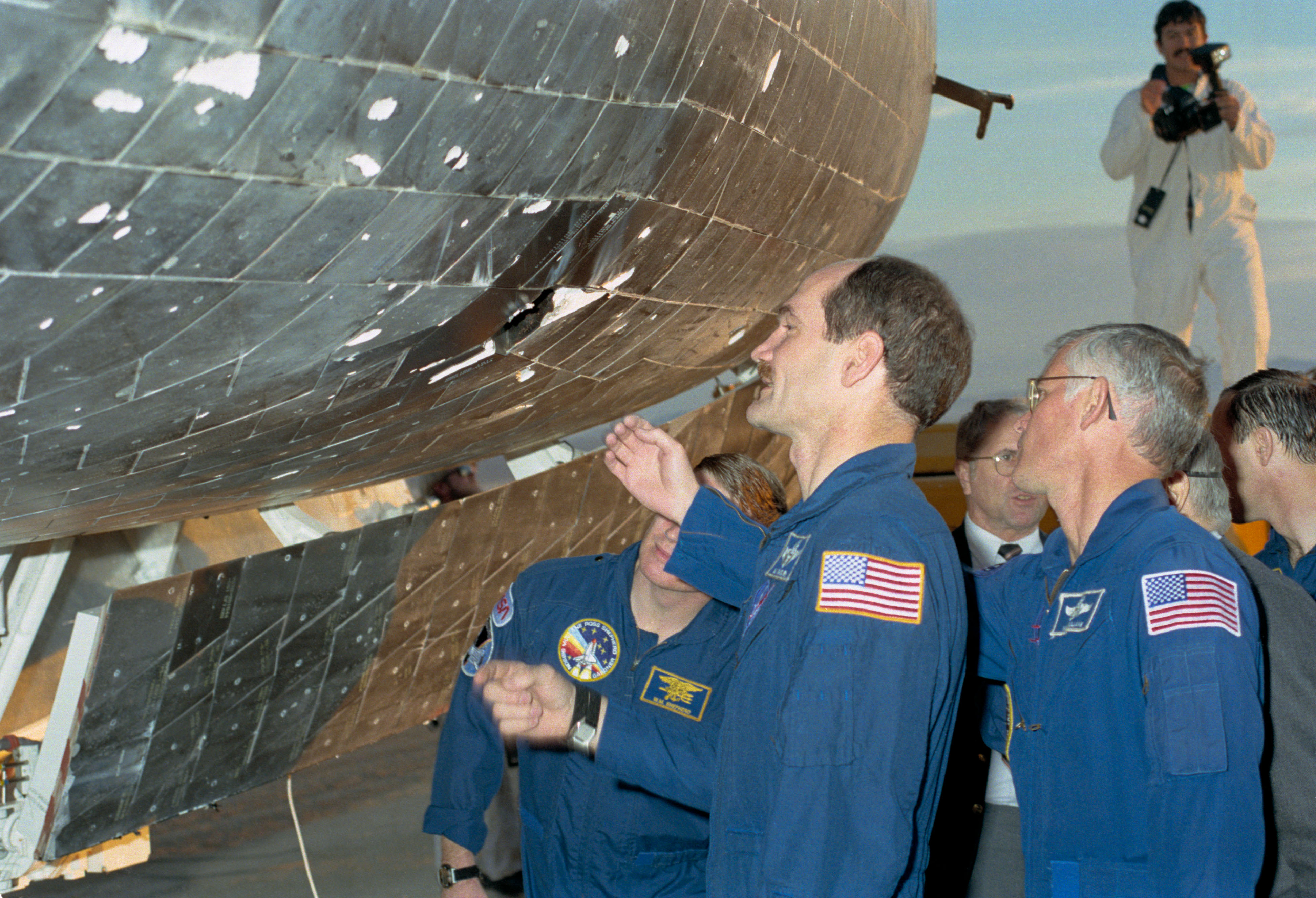 Los astronautas de la misión STS-27 inspeccionan los daños en los azulejos de la Atlántida