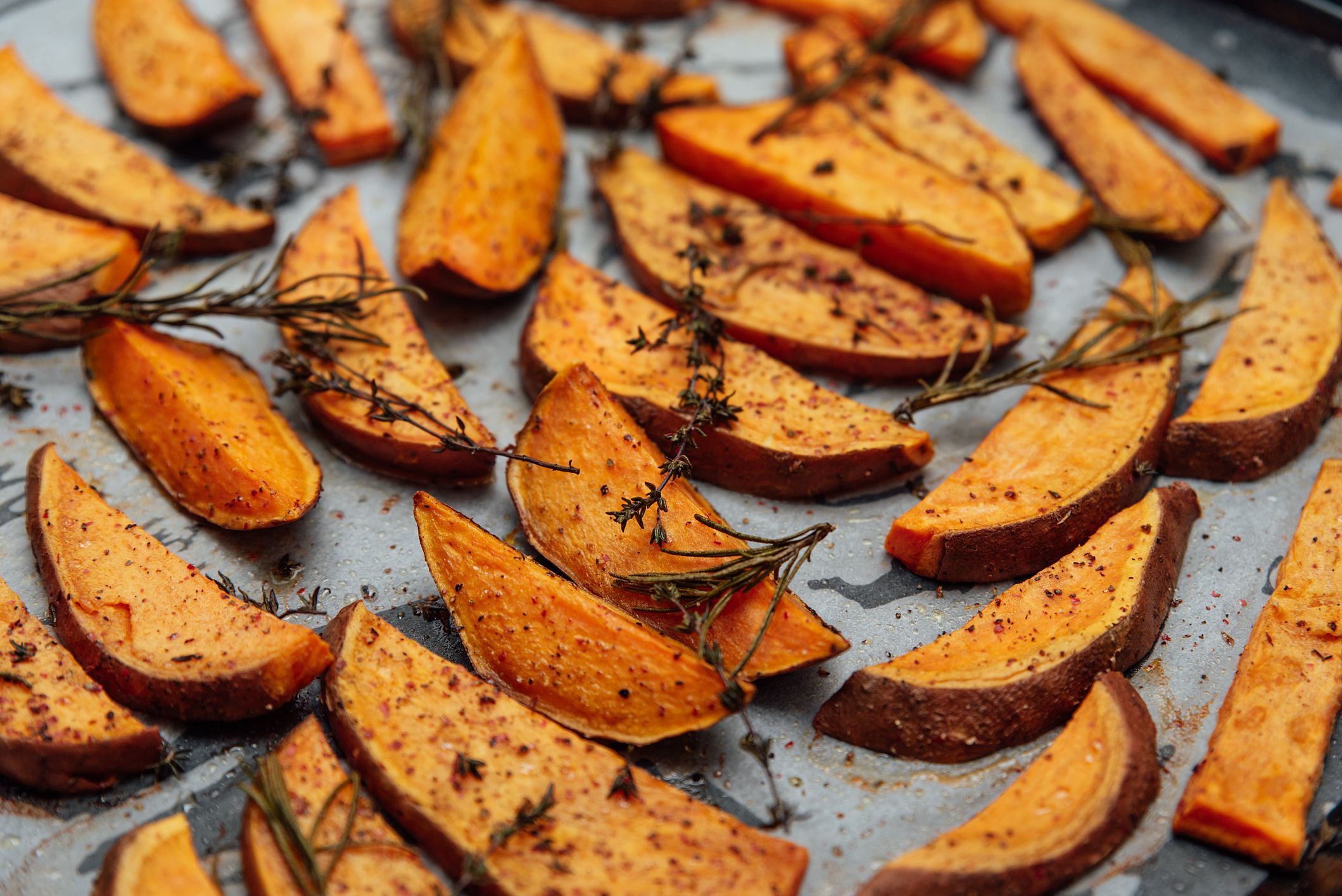 Bandeja de patatas fritas al horno en primer plano