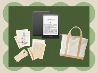 Regalos para suegra Una bolsa Kindle y papeles sobre un fondo verde y beige.