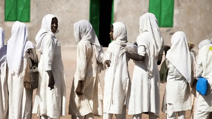 Tribunal ordena suspender boda de 100 niñas huérfanas con político nigeriano