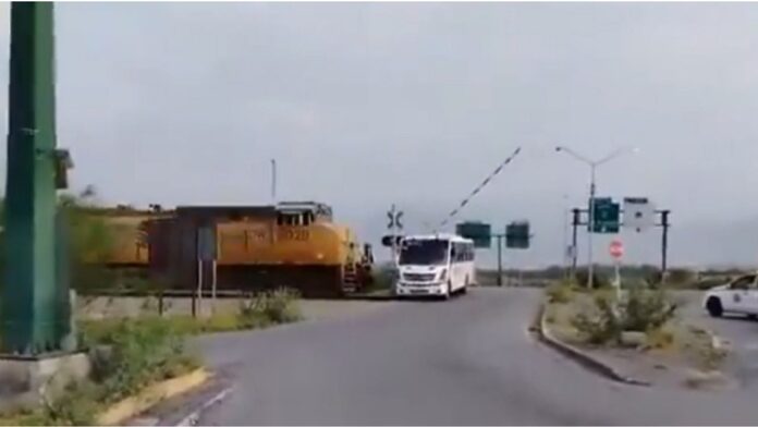 VIDEO: el impactante momento en que un tren choca contra un camión de personal en Nuevo León