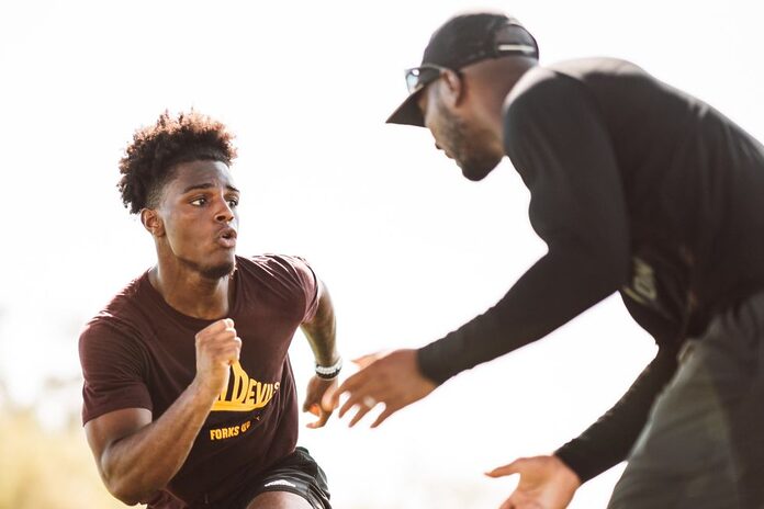 El locutor de la NFL Ryan Clark tiene el trabajo de sus sueños: entrenar a su hijo, Jordan