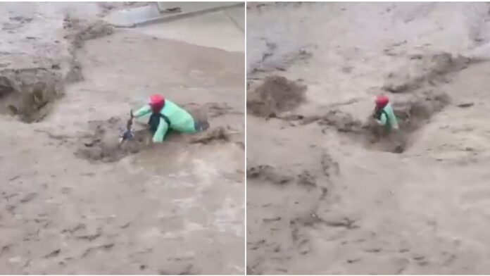 VIDEO: Captan el momento en que un motociclista es arrastrado por la corriente tras fuertes lluvias en Oaxaca