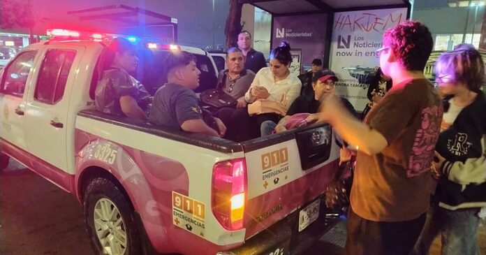 ¡Manos a la obra! SSP y PC atienden y brindan apoyo a personas varadas tras fuerte lluvia en Mazatlán