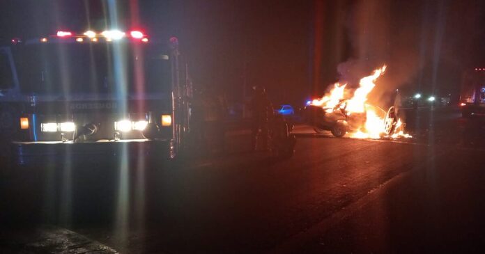 Vehículo se incendia tras choque por la carretera México 15 en Guasave