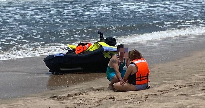 Turistas vuelcan de un jet ski en playas de Mazatlán y son rescatados por salvavidas