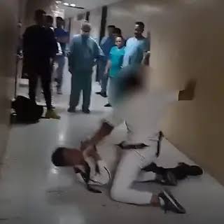 VIDEO: Enfermero se va a los golpes contra un guardia en IMSS de Puebla