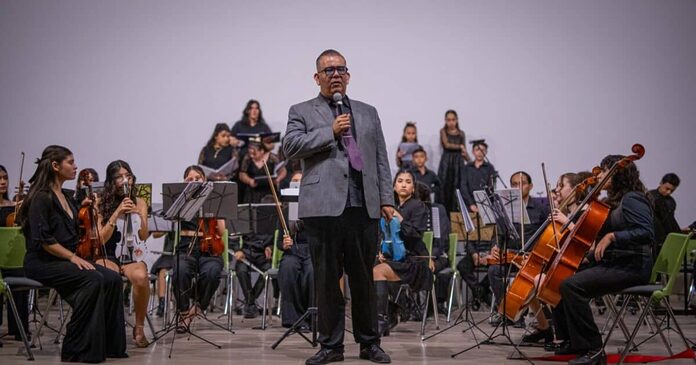 ¡Talento deslumbrante! Así suena El Sinaloense en voz de la OSCIJG espectacular concierto