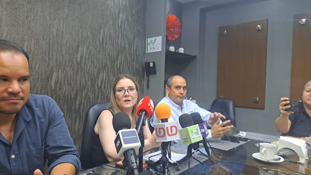 Cecylhi Angulo González, dirigente de la Asociación Mexicana de la Propiedad Inmobiliaria en el municipio de Ahome, en conferencia de prensa con los medios de comunicación