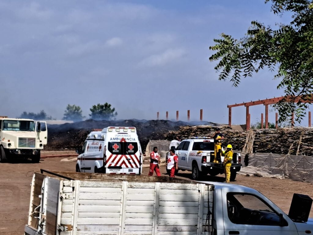 Elementos de Cruz Roja en el lugar del incendio