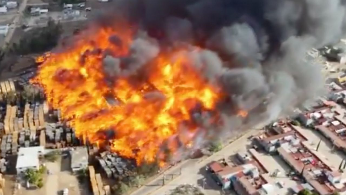 ¡ALERTA!  Reportan incendio en aserradero en San Miguel Etla, Oaxaca |  VIDEO