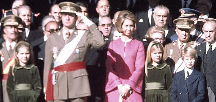 Por qué el vestido de la reina Sofía en la proclamación de Juan Carlos I fue muy criticado: el mensaje oculto de su look