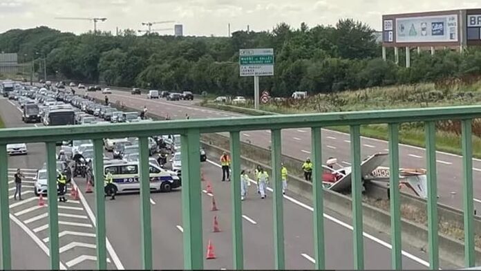 Video: Captan caída de una avioneta en carretera francesa; hay tres muertos