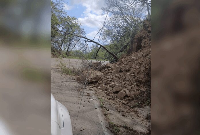 ¡Maneja con cuidado! Reportan deslaves en la libre Mazatlán-Durango en la sierra de Concordia