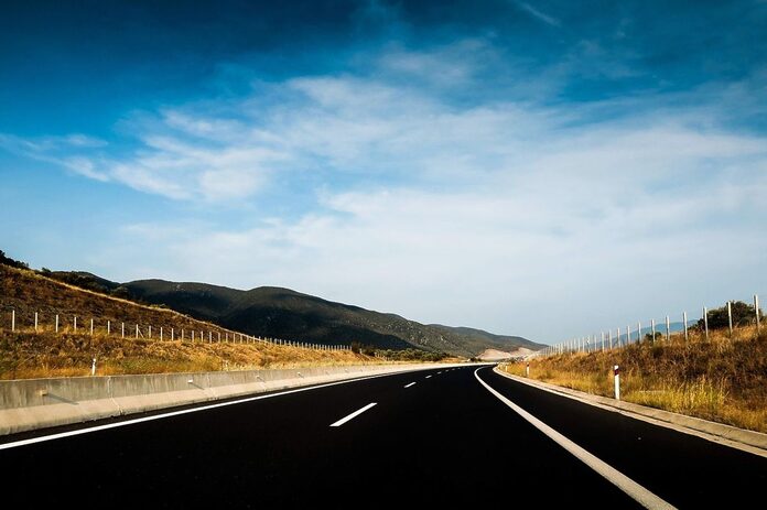 Este es el ancho del carril de una carretera en España